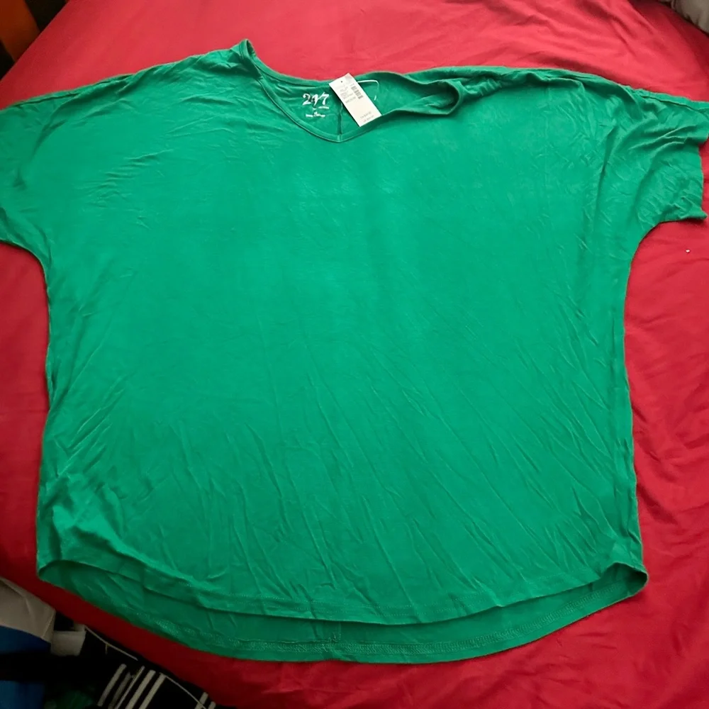 Kelly green Maurice’s 24/7 t-shirt, new with tags! - Picture 2 of 6